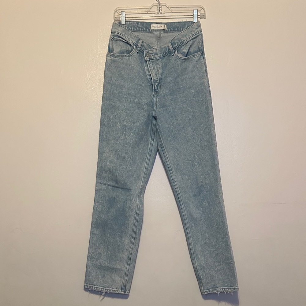 Abercrombie & Fitch Light 90’s Straight Ultra High Rise Blue Jeans